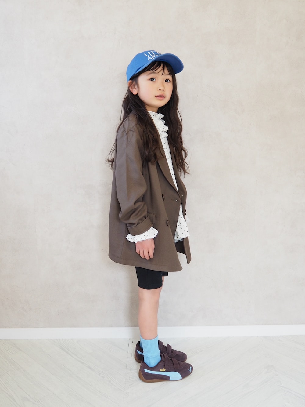 ホワイト系のシャツ/ブラウス、ホワイト系のTシャツ/カットソー、ブラウン系のテーラードジャケットを着用したキッズの春コーディネートの3枚目の写真