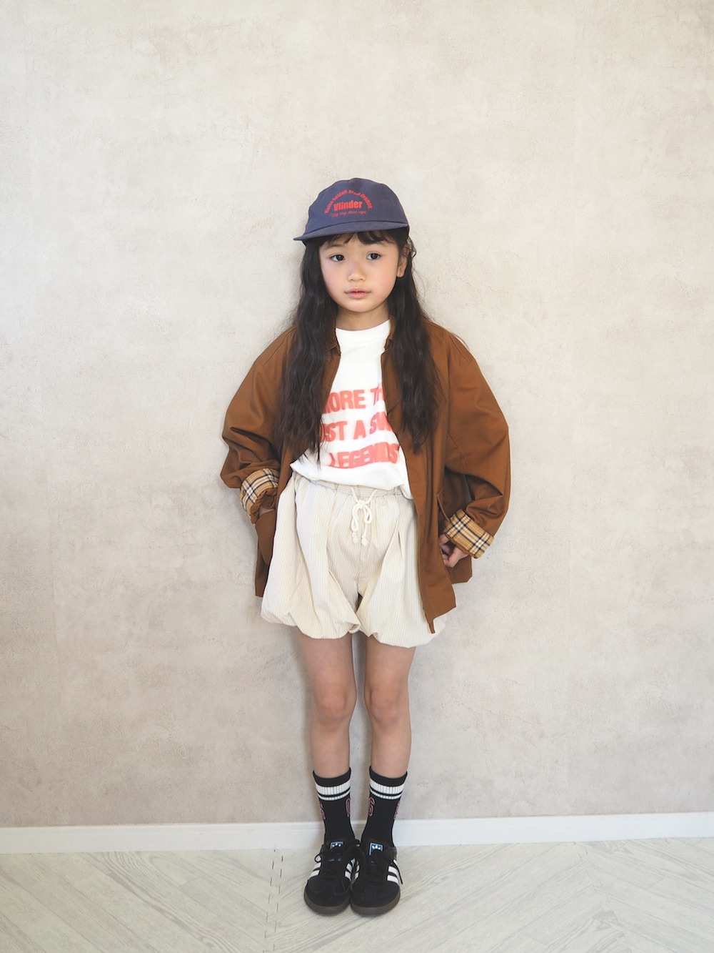 ブラック系のスニーカー、ホワイト系のTシャツ/カットソー、ベージュ系のその他パンツを着用したキッズの春コーディネートの2枚目の写真