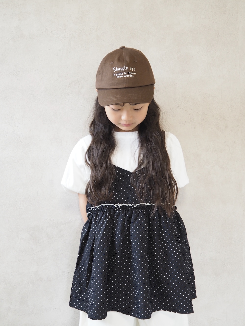 ブラック系のスニーカー、ブラック系のTシャツ/カットソー、ホワイト系のその他パンツを着用したキッズの夏コーディネートの5枚目の写真