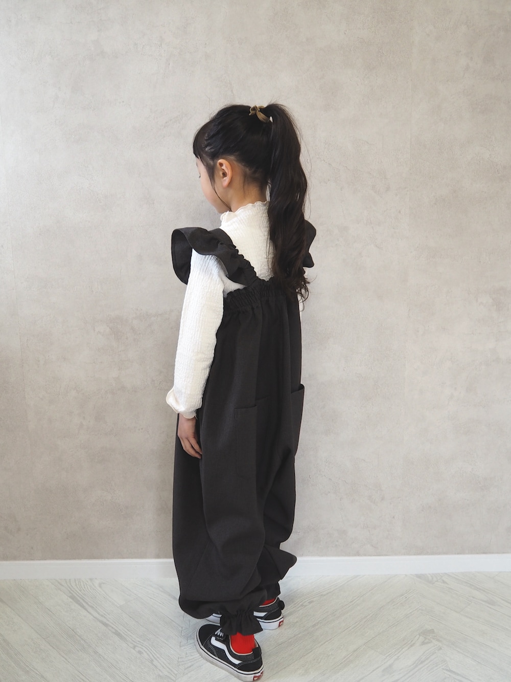 グレー系のサロペット/オーバーオール、レッド系のソックス/靴下を着用したキッズの春コーディネートの3枚目の写真