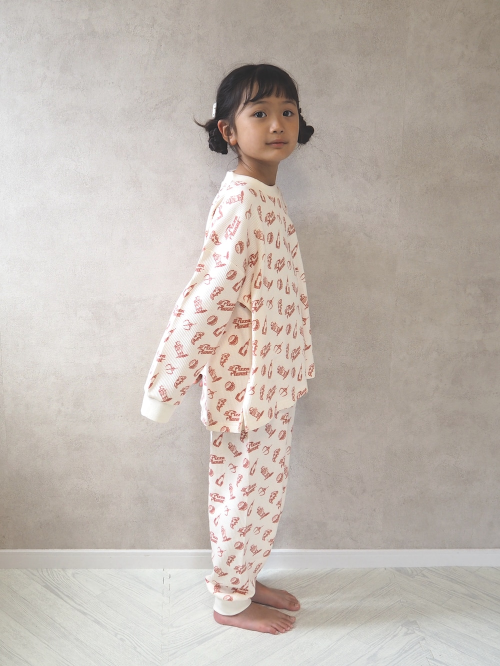 ホワイト系のTシャツ/カットソー、ホワイト系のヘアピンを着用したキッズの秋コーディネートの5枚目の写真