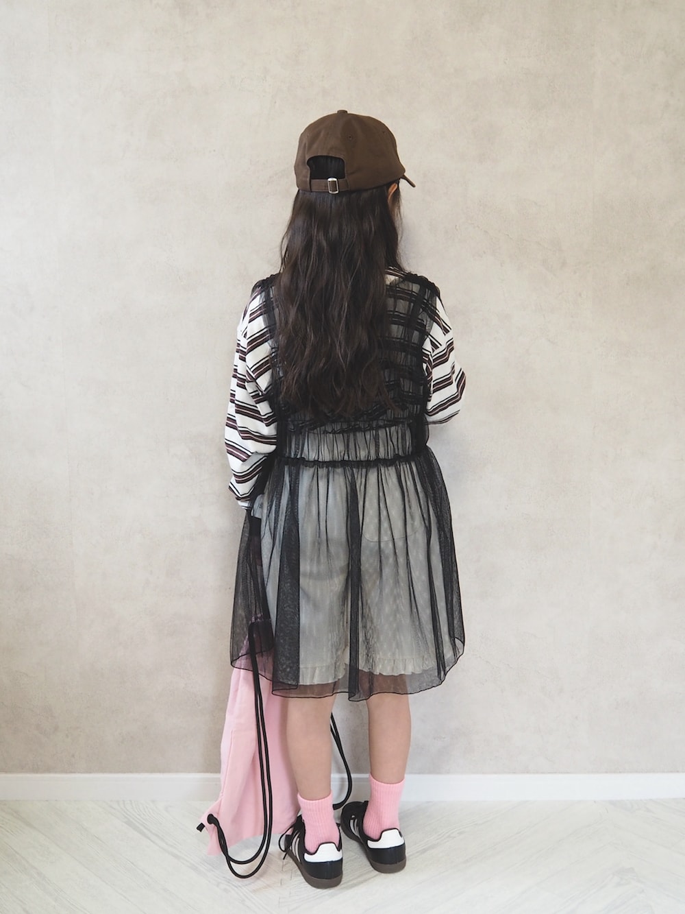 その他のTシャツ/カットソー、ホワイト系のその他パンツ、ブラック系のスニーカーを着用したキッズの春コーディネートの5枚目の写真