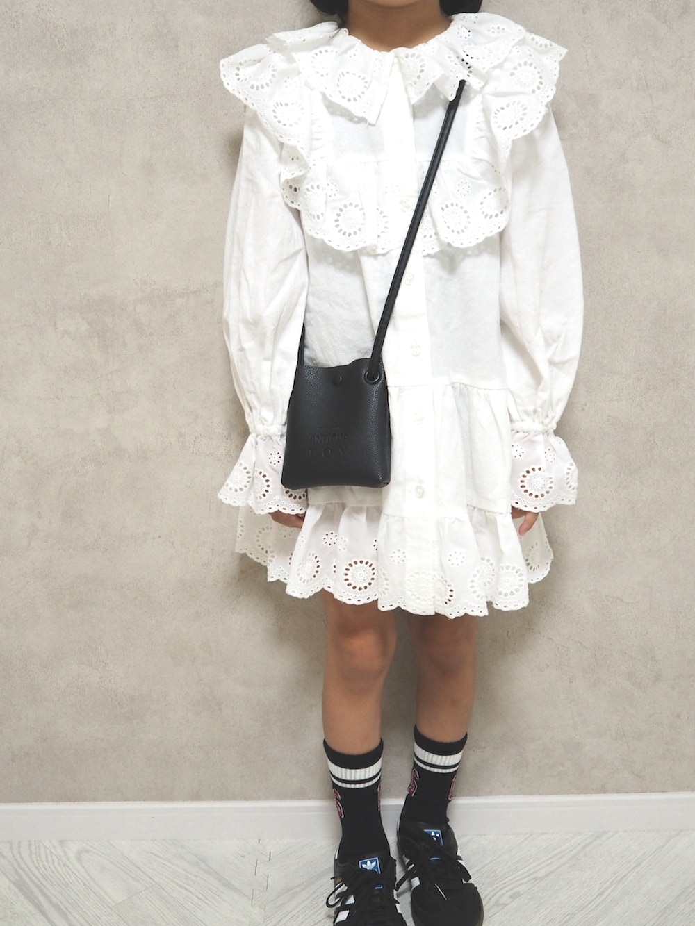 ホワイト系のワンピースを着用したキッズの秋コーディネートの5枚目の写真