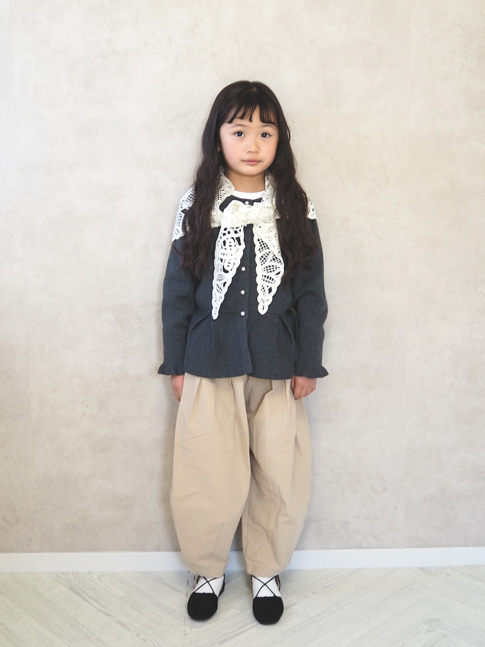 ホワイト系のTシャツ/カットソー、グレー系のカーディガン/ボレロ、ベージュ系のその他パンツを着用したキッズの春コーディネートの2枚目の写真