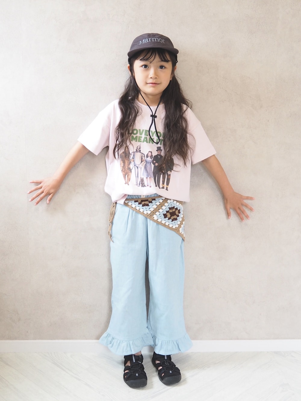 ブルー系のデニムパンツ、ピンク系のTシャツ/カットソー、ブラック系のサンダルを着用したキッズの夏コーディネートの2枚目の写真