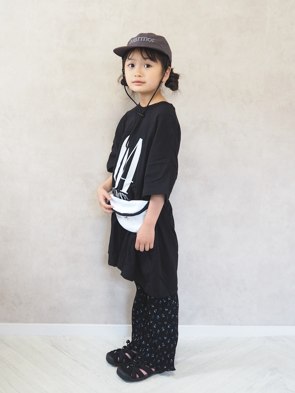 ブラック系のその他パンツ、ホワイト系のボディバッグ/ウエストポーチ、ブラック系のTシャツ/カットソーを着用したキッズの夏コーディネートの3枚目の写真