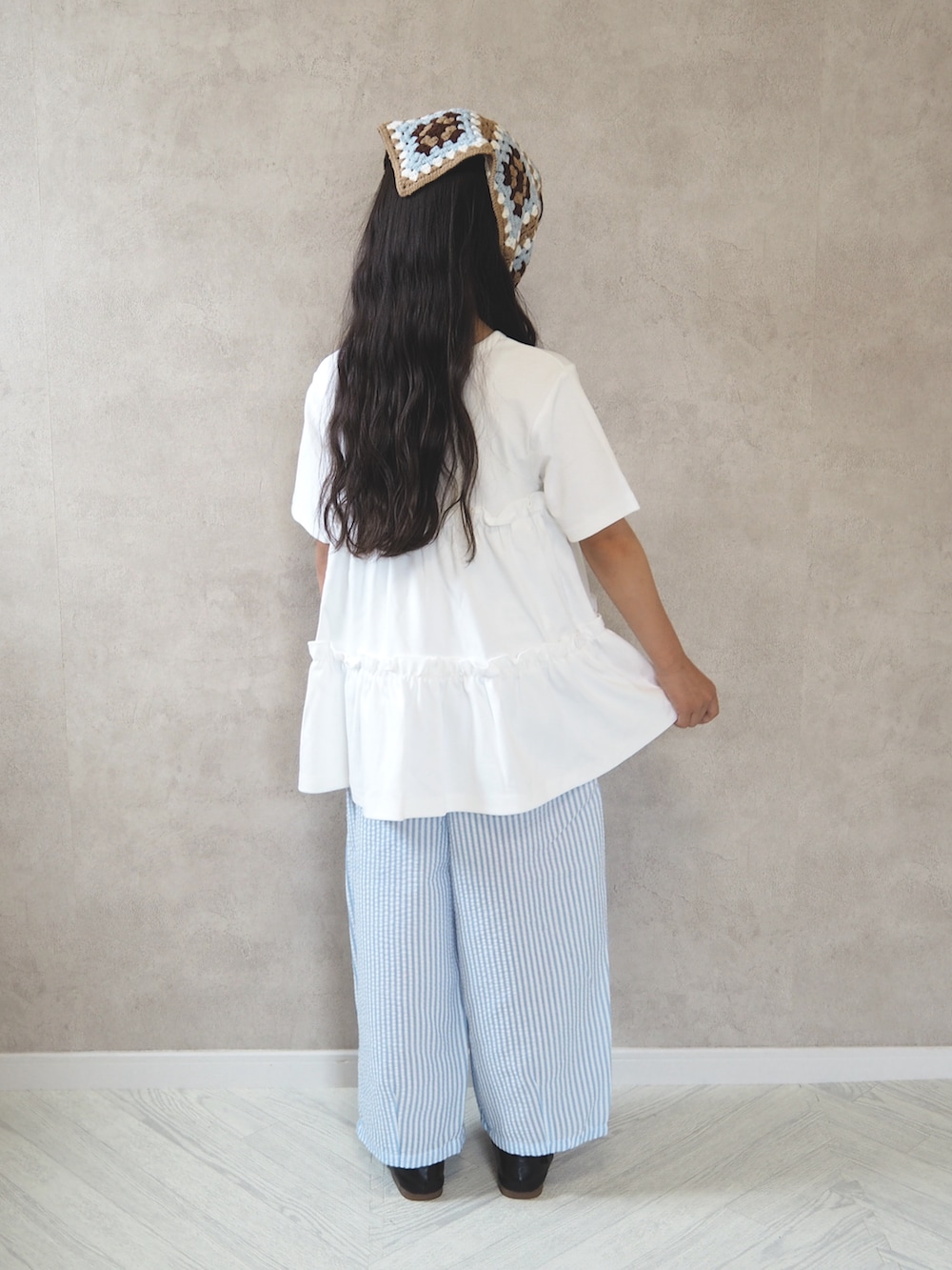 ホワイト系のTシャツ/カットソー、ブルー系のその他パンツ、ブラウン系のヘアバンドを着用したキッズの夏コーディネートの3枚目の写真