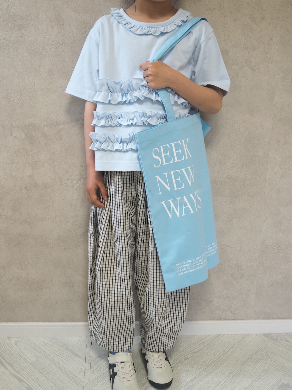 ブルー系のTシャツ/カットソー、ホワイト系のその他パンツ、ホワイト系のスニーカーを着用したキッズの春コーディネートの5枚目の写真