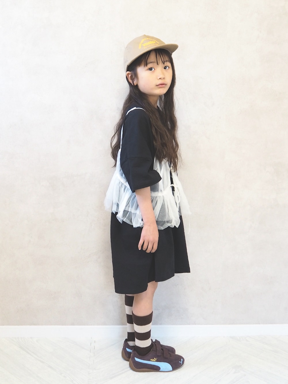 ブラウン系のスニーカー、ブラック系のTシャツ/カットソー、ゴールド系のキャップを着用したキッズの春コーディネートの4枚目の写真