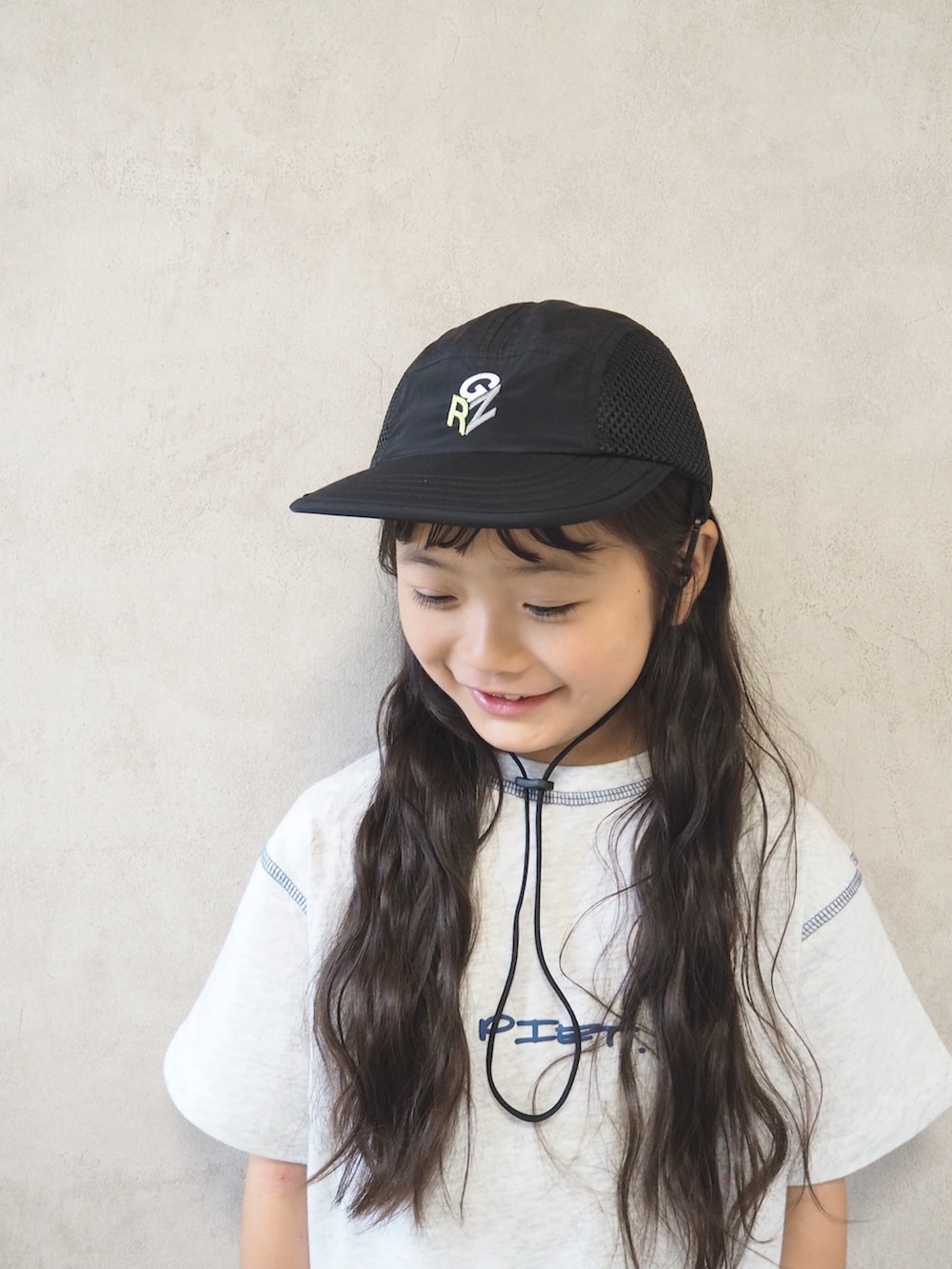 グレー系のTシャツ/カットソー、ブルー系のその他パンツ、ブラック系のスニーカーを着用したキッズの夏コーディネートの5枚目の写真
