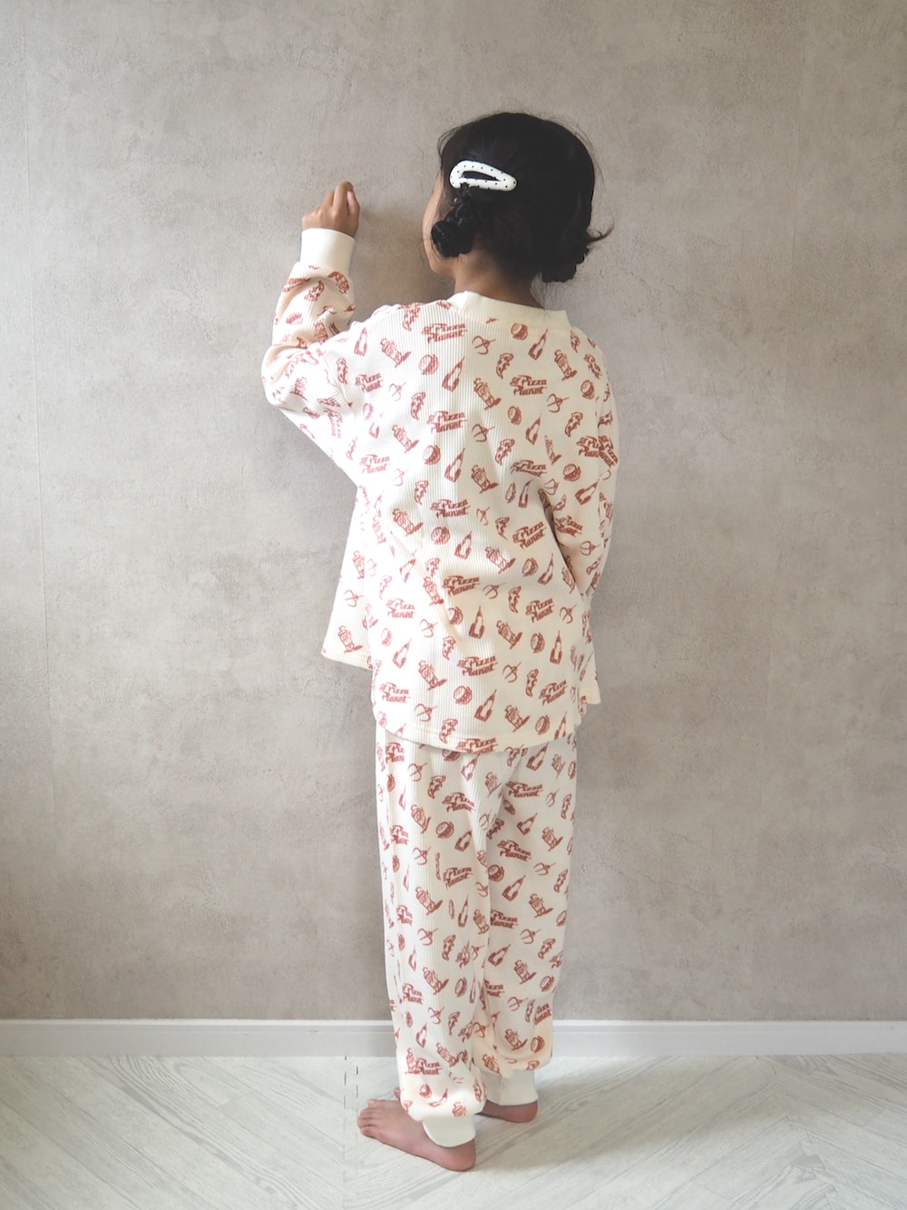 ホワイト系のTシャツ/カットソー、ホワイト系のヘアピンを着用したキッズの秋コーディネートの4枚目の写真