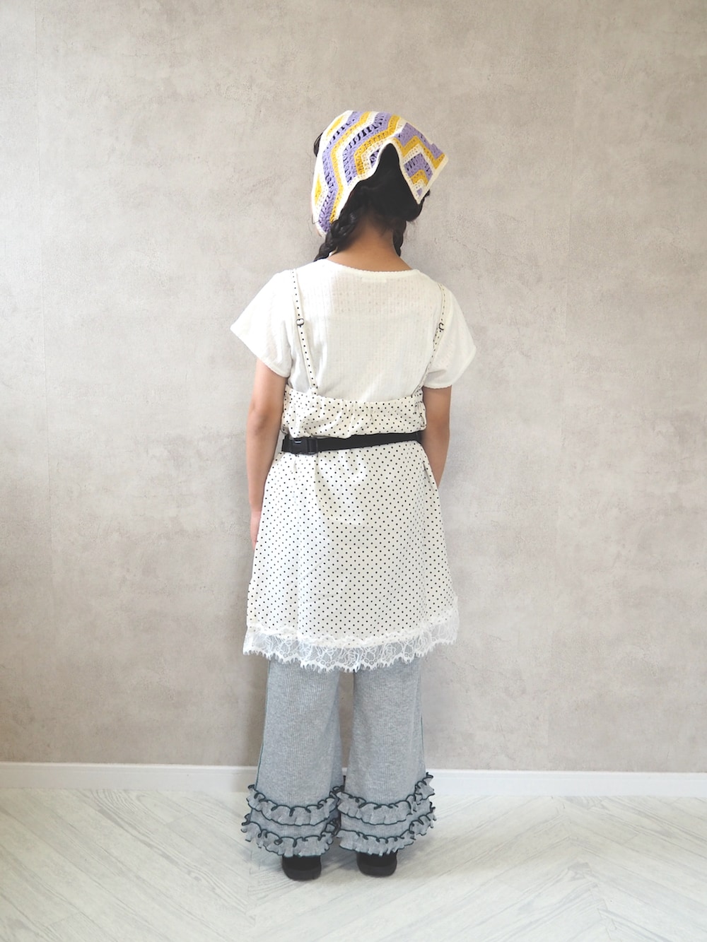 ホワイト系のTシャツ/カットソー、グレー系のスウェットパンツ、ホワイト系のチュニックを着用したキッズの夏コーディネートの4枚目の写真