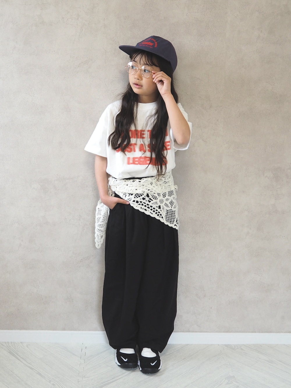 ブラック系のその他パンツ、ホワイト系のTシャツ/カットソー、ブラック系のスニーカーを着用したキッズの春コーディネートの2枚目の写真