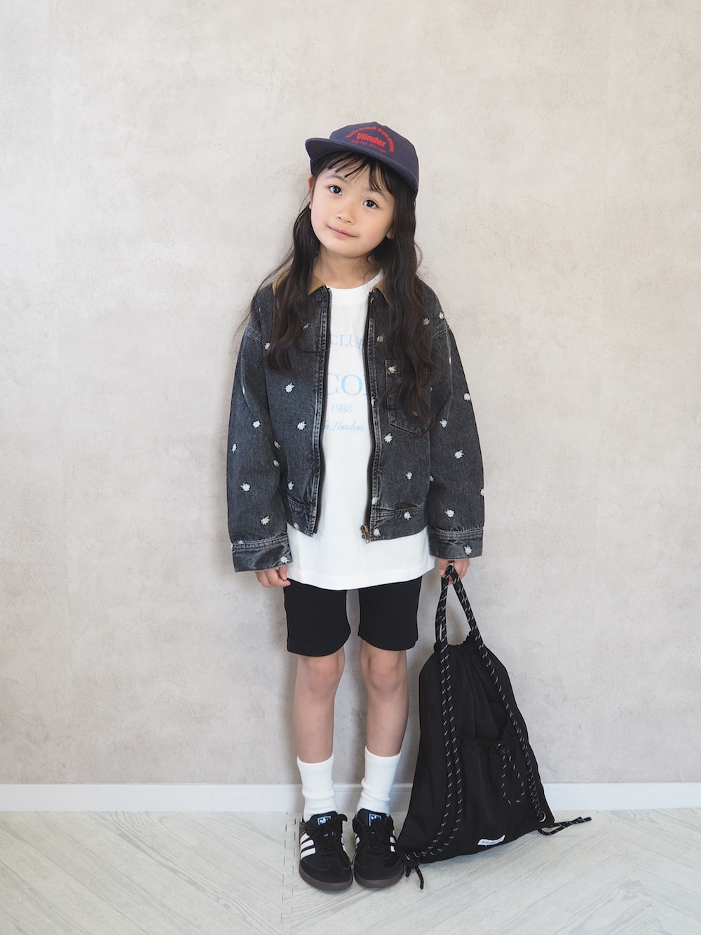 ホワイト系のTシャツ/カットソー、ブラック系のデニムジャケット、ブラック系のバックパック/リュックを着用したキッズの春コーディネートの2枚目の写真
