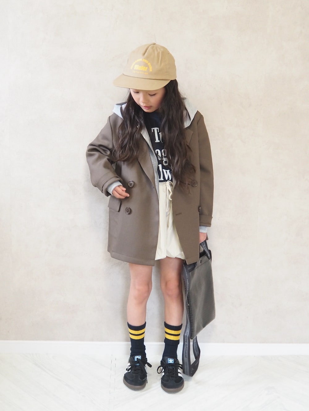 ブラウン系のテーラードジャケット、ブラック系のスニーカー、グレー系のパーカーを着用したキッズの春コーディネートの2枚目の写真
