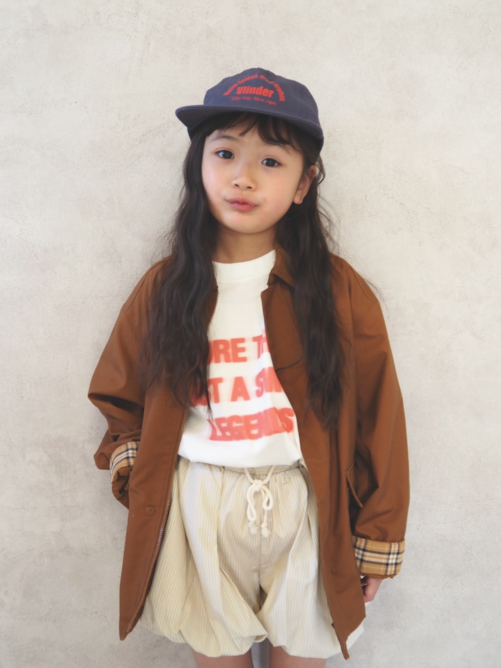 ブラック系のスニーカー、ホワイト系のTシャツ/カットソー、ベージュ系のその他パンツを着用したキッズの春コーディネートの3枚目の写真