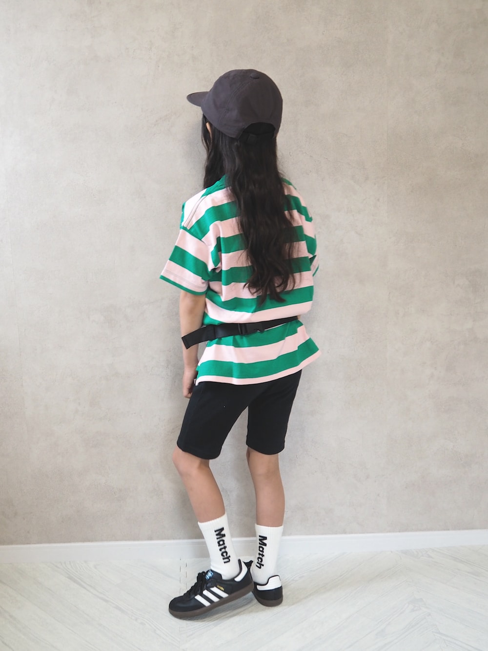 ホワイト系のボディバッグ/ウエストポーチ、ブラック系のスニーカー、グリーン系のTシャツ/カットソーを着用したキッズの夏コーディネートの4枚目の写真