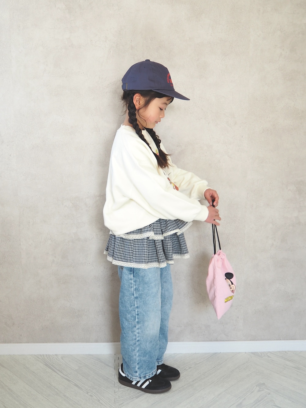 ブラック系のスニーカー、ホワイト系のスウェット、ブラック系のベルトを着用したキッズの春コーディネートの3枚目の写真