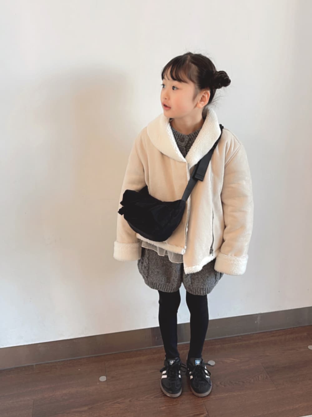 グレー系のニット/セーター、グレー系のその他パンツを着用したキッズの冬コーディネートの2枚目の写真