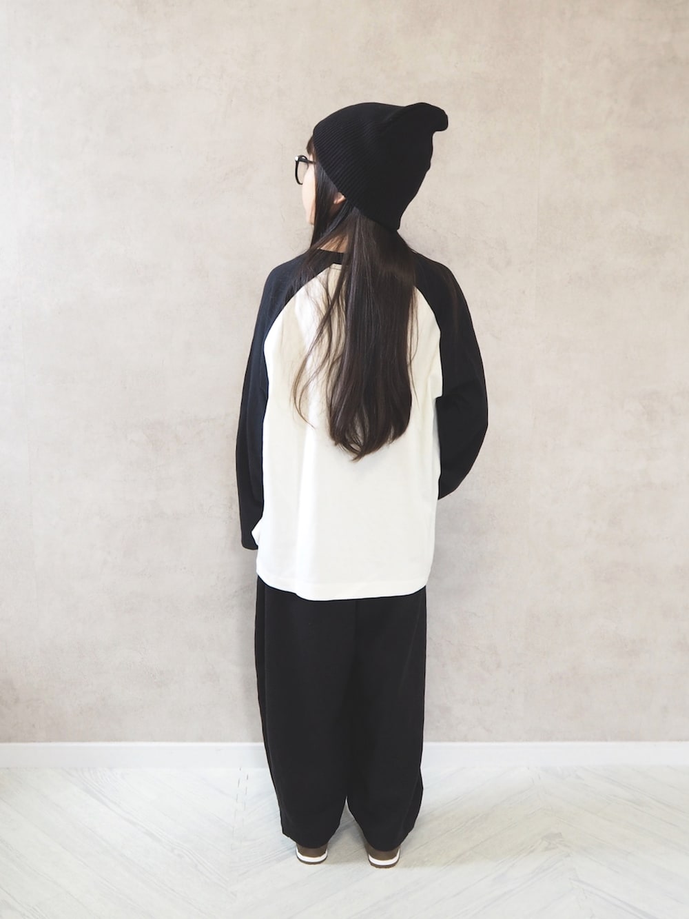 ブラック系のその他パンツ、ホワイト系のTシャツ/カットソー、ブラウン系のスニーカーを着用したキッズの秋コーディネートの4枚目の写真