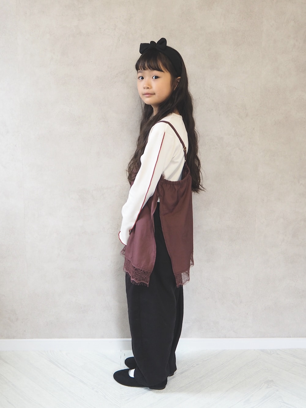 ブラック系のその他パンツ、ブラック系のバレエシューズ、ブラウン系のTシャツ/カットソーを着用したキッズの秋コーディネートの2枚目の写真