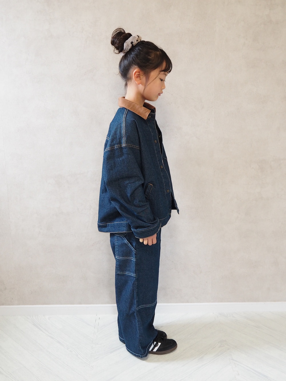 ブルー系のデニムジャケット、ブルー系のデニムパンツ、グレー系のTシャツ/カットソーを着用したキッズの秋コーディネートの4枚目の写真