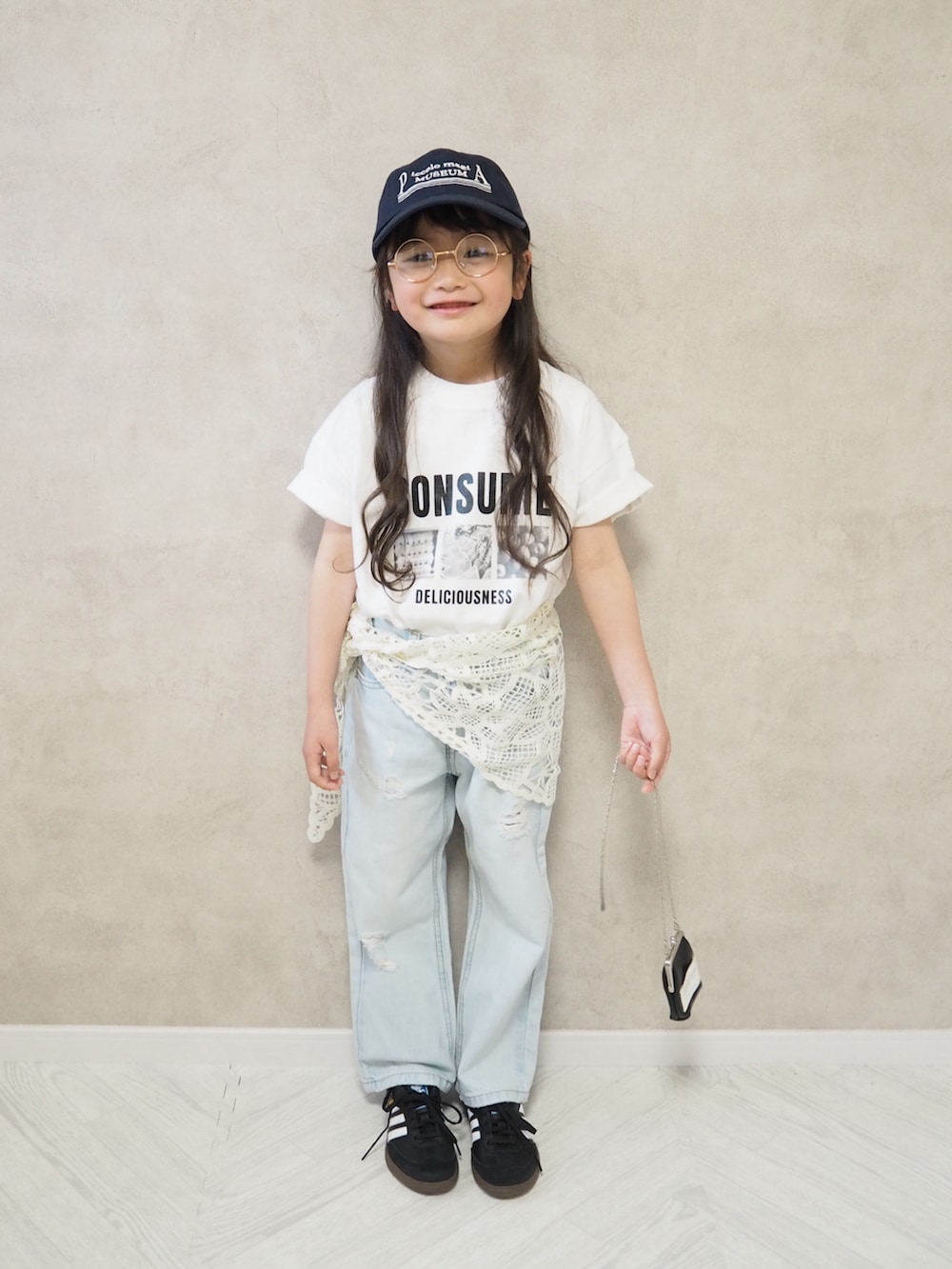 ホワイト系のTシャツ/カットソー、ブルー系のデニムパンツ、ブルー系のキャップを着用したキッズの春コーディネートの2枚目の写真