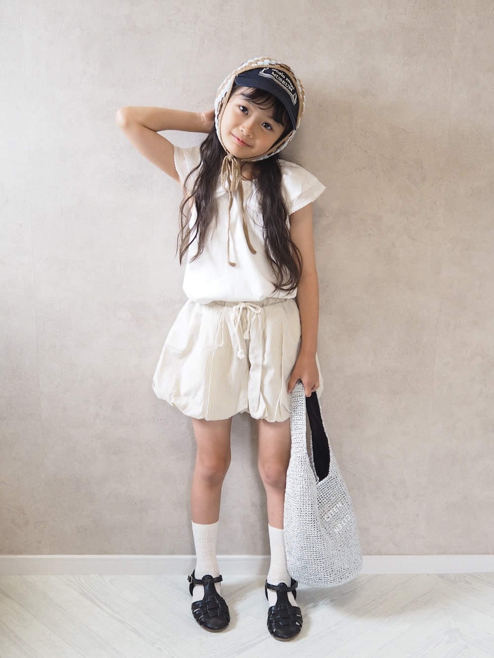 ホワイト系のTシャツ/カットソー、ベージュ系のその他パンツ、シルバー系のショルダーバッグを着用したキッズの夏コーディネートの2枚目の写真