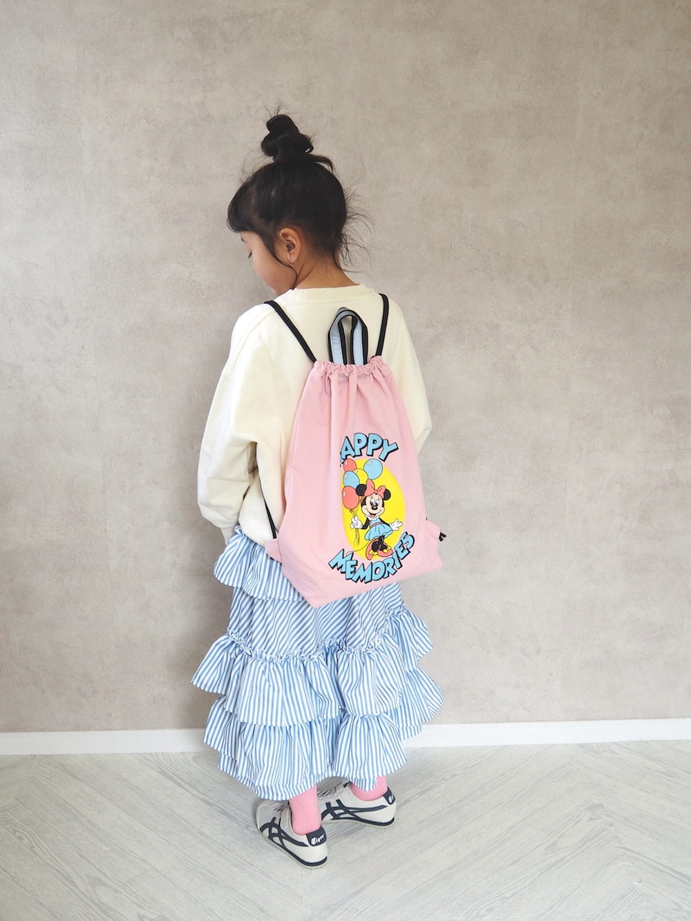 その他のスカート、ホワイト系のスウェット、ホワイト系のスニーカーを着用したキッズの冬コーディネートの5枚目の写真