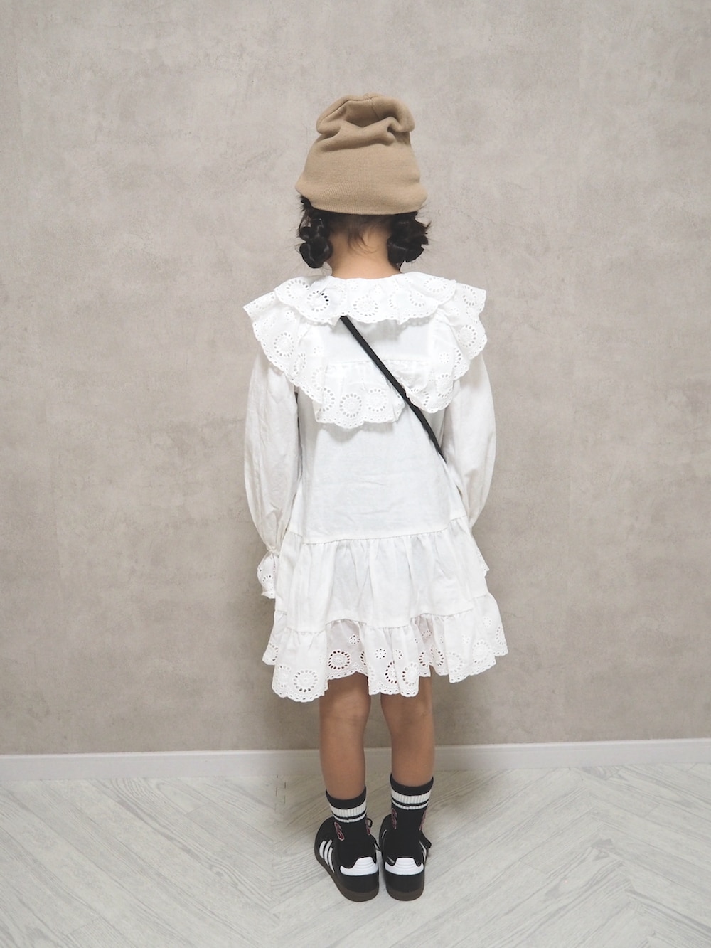 ホワイト系のワンピースを着用したキッズの秋コーディネートの3枚目の写真