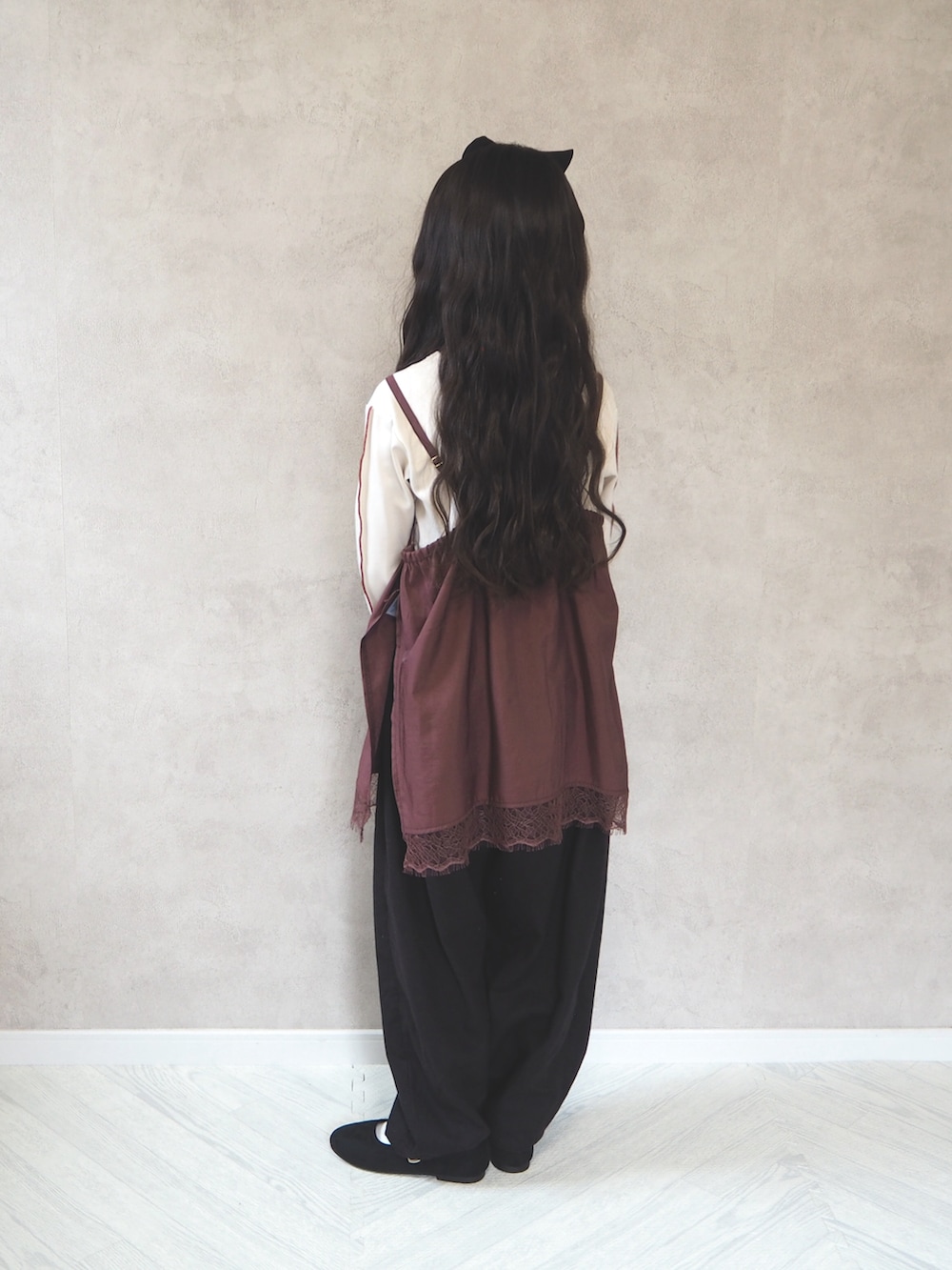 ブラック系のその他パンツ、ブラック系のバレエシューズ、ブラウン系のTシャツ/カットソーを着用したキッズの秋コーディネートの3枚目の写真
