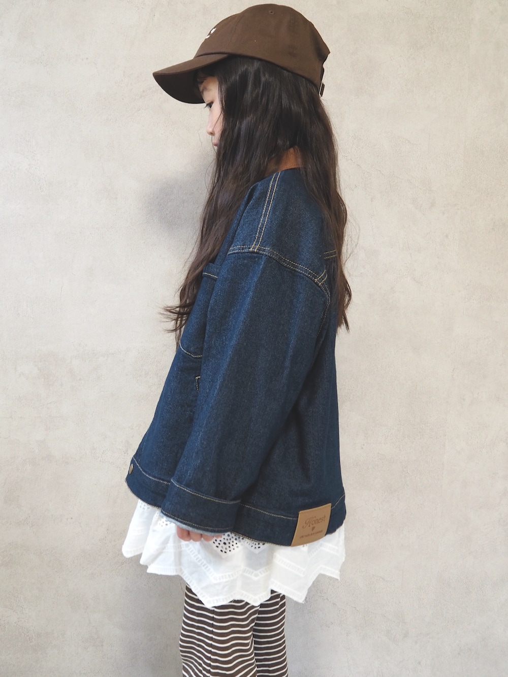 グレー系のTシャツ/カットソー、ブルー系のデニムジャケット、その他のその他パンツを着用したキッズの春コーディネートの5枚目の写真