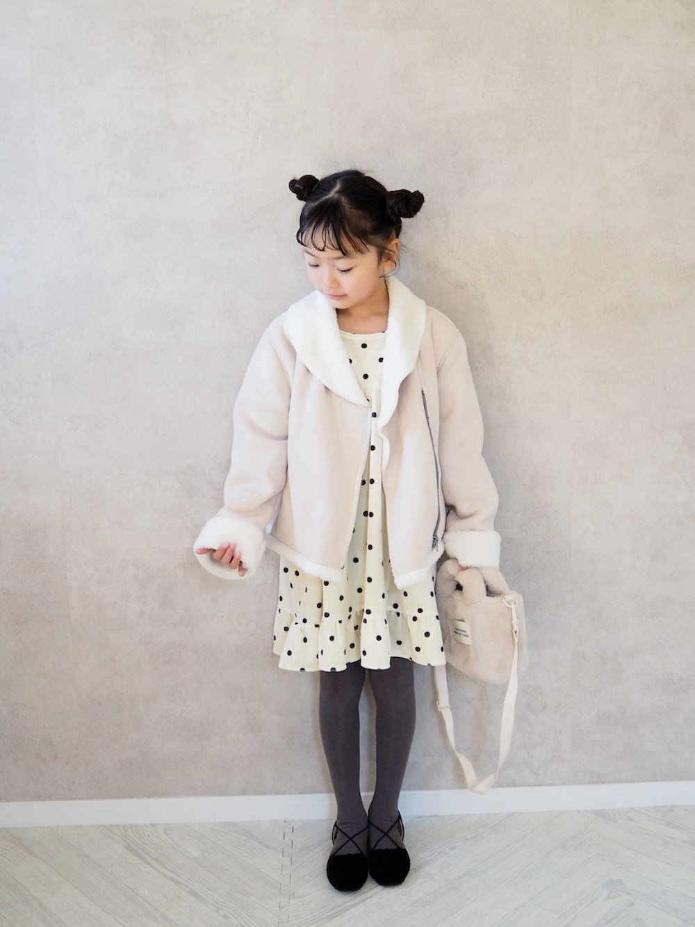 ホワイト系のワンピースを着用したキッズの冬コーディネートの2枚目の写真