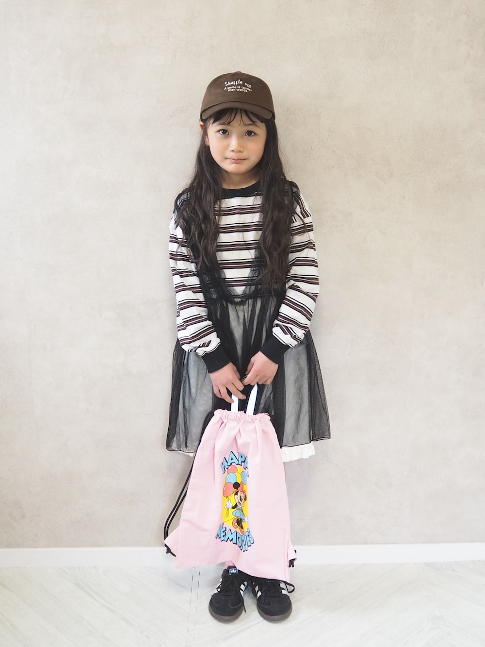 その他のTシャツ/カットソー、ホワイト系のその他パンツ、ブラック系のスニーカーを着用したキッズの春コーディネートの3枚目の写真