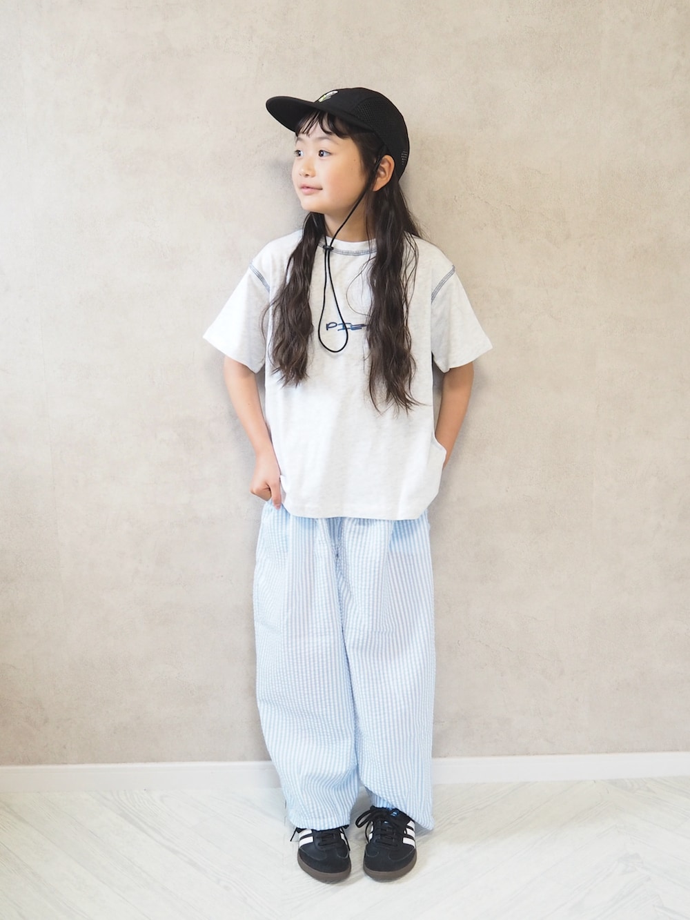 グレー系のTシャツ/カットソー、ブルー系のその他パンツ、ブラック系のスニーカーを着用したキッズの夏コーディネートの2枚目の写真