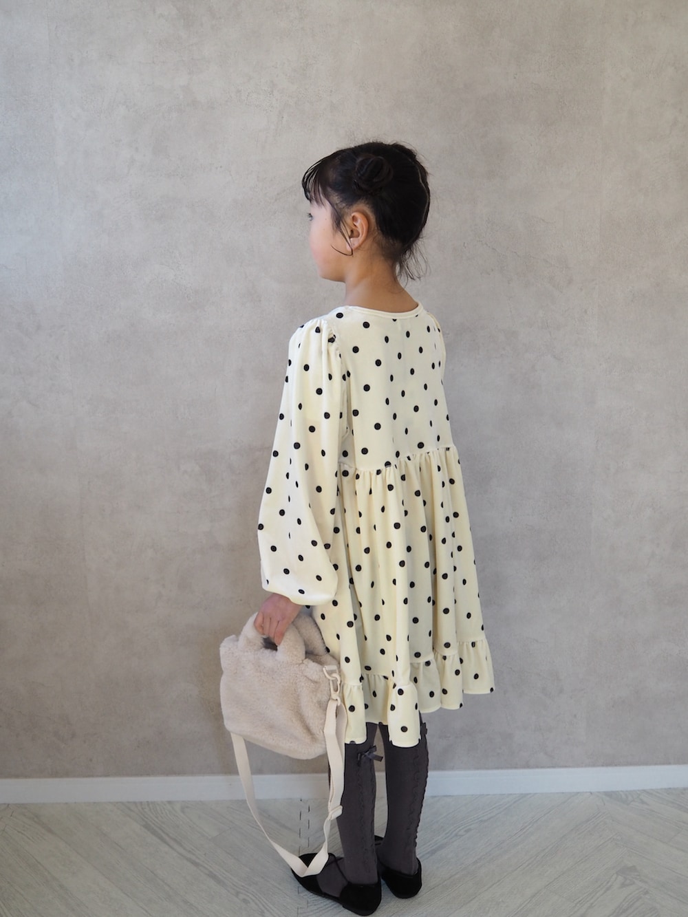 ホワイト系のワンピースを着用したキッズの冬コーディネートの5枚目の写真