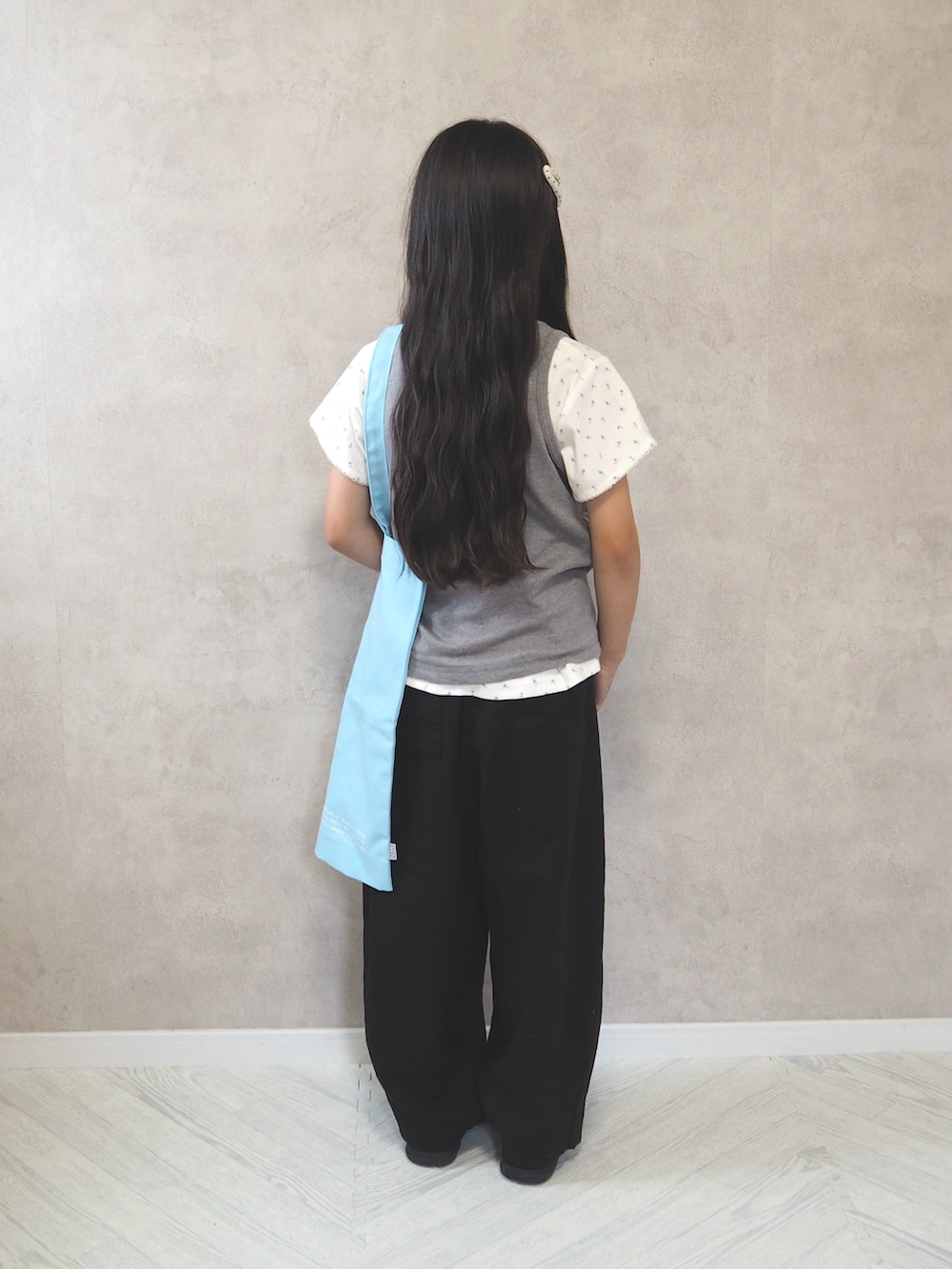 ホワイト系のTシャツ/カットソー、ブラック系のその他パンツ、ブラック系のサンダルを着用したキッズの夏コーディネートの4枚目の写真