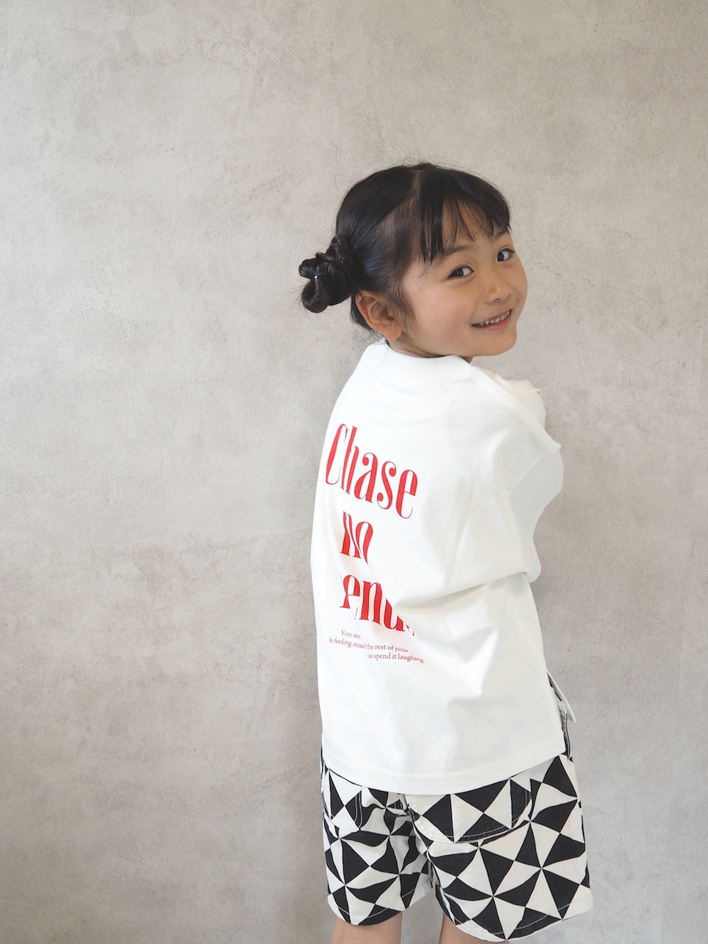 ホワイト系のTシャツ/カットソー、ホワイト系のその他パンツ、ブラック系のスニーカーを着用したキッズの夏コーディネートの3枚目の写真