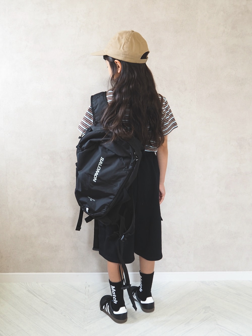 ブルー系のTシャツ/カットソー、ブラック系のその他パンツ、ブラック系のスニーカーを着用したキッズの夏コーディネートの5枚目の写真