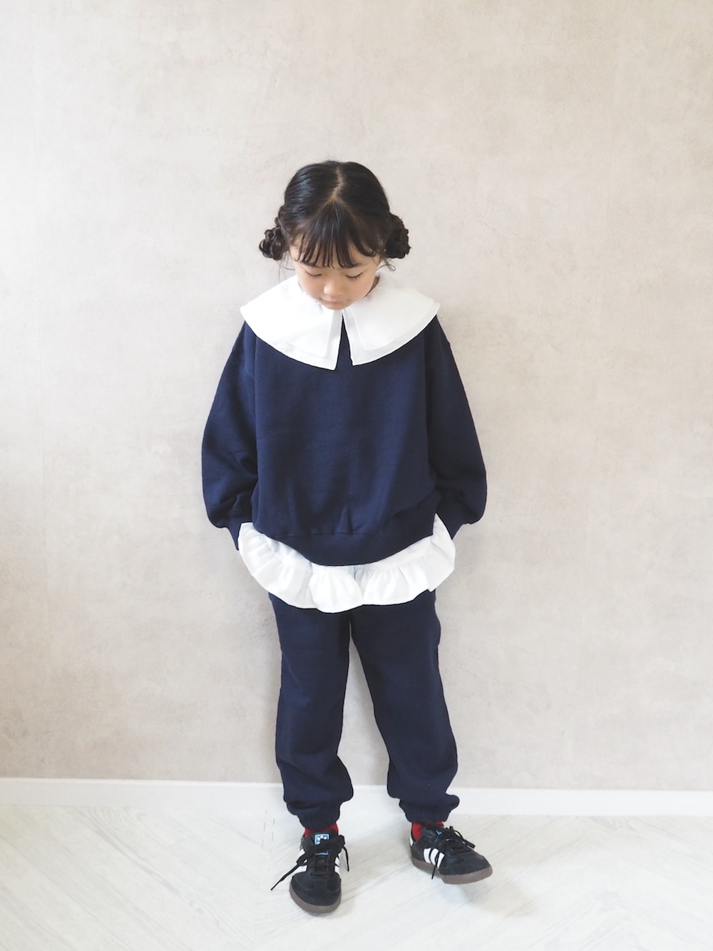 ブラック系のスニーカー、ブルー系のスウェット、ホワイト系のシャツ/ブラウスを着用したキッズの秋コーディネートの2枚目の写真