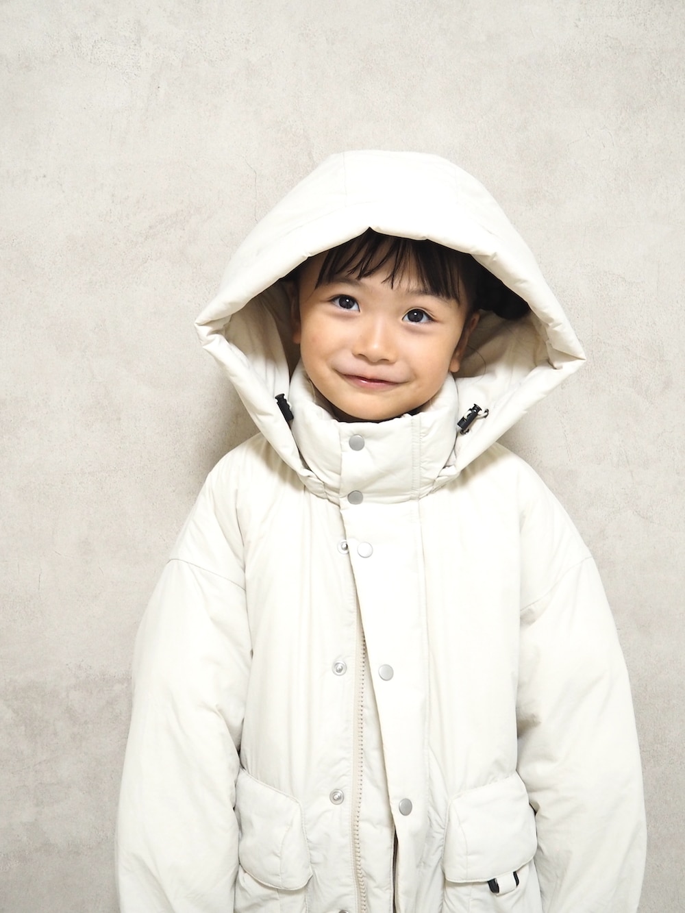 ピンク系のTシャツ/カットソー、ホワイト系のダウンジャケット/コート、ホワイト系のその他パンツを着用したキッズの秋コーディネートの3枚目の写真
