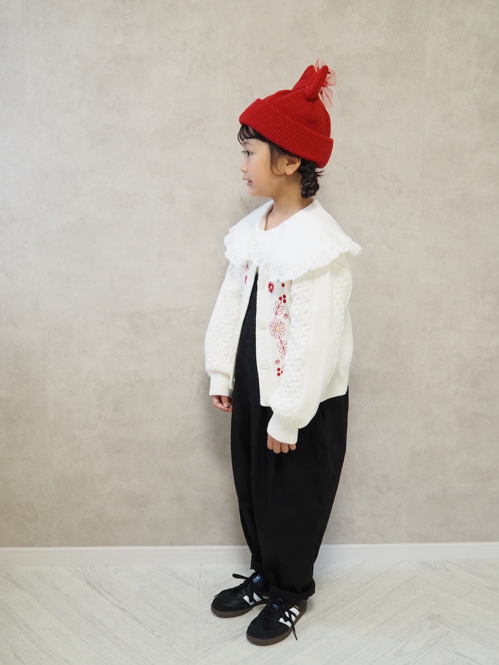 ホワイト系のシャツ/ブラウス、ホワイト系のカーディガン/ボレロ、ブラック系のTシャツ/カットソーを着用したキッズの秋コーディネートの2枚目の写真
