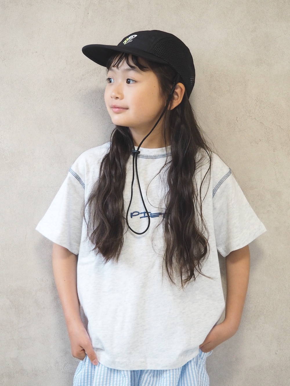 グレー系のTシャツ/カットソー、ブルー系のその他パンツ、ブラック系のスニーカーを着用したキッズの夏コーディネートの4枚目の写真