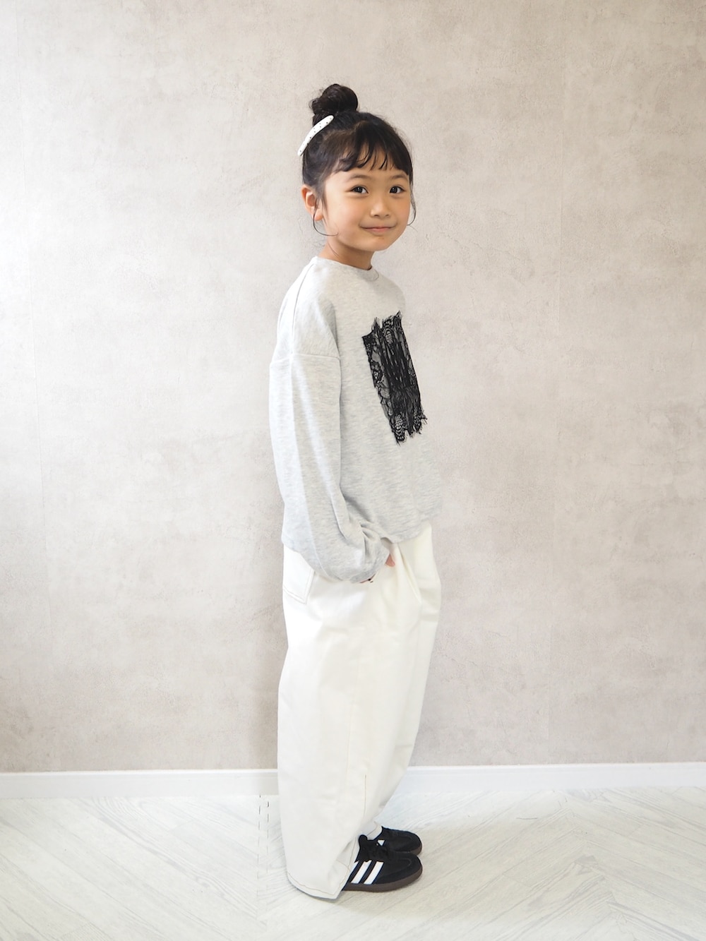 ホワイト系のその他パンツ、ブラック系のスニーカー、グレー系のTシャツ/カットソーを着用したキッズの秋コーディネートの4枚目の写真