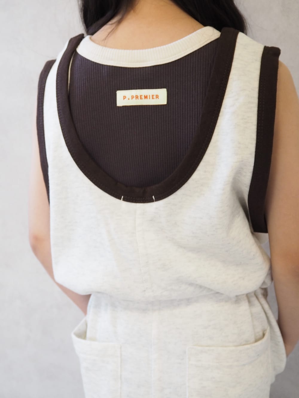 ブラック系のスニーカー、ブラック系のタンクトップ、ホワイト系のつなぎ/オールインワンを着用したキッズの春コーディネートの5枚目の写真