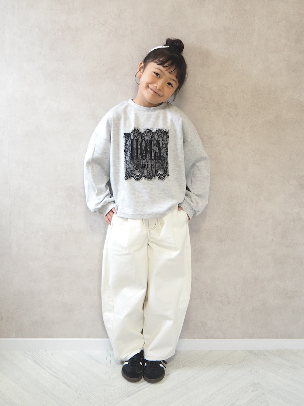 ホワイト系のその他パンツ、ブラック系のスニーカー、グレー系のTシャツ/カットソーを着用したキッズの秋コーディネートの2枚目の写真