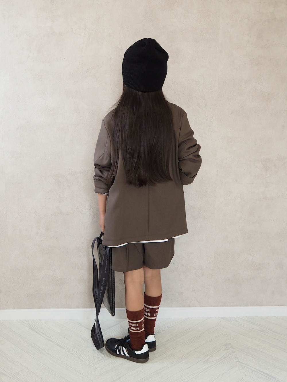 ブラウン系のその他パンツ、ホワイト系のTシャツ/カットソー、ブラウン系のテーラードジャケットを着用したキッズの秋コーディネートの4枚目の写真
