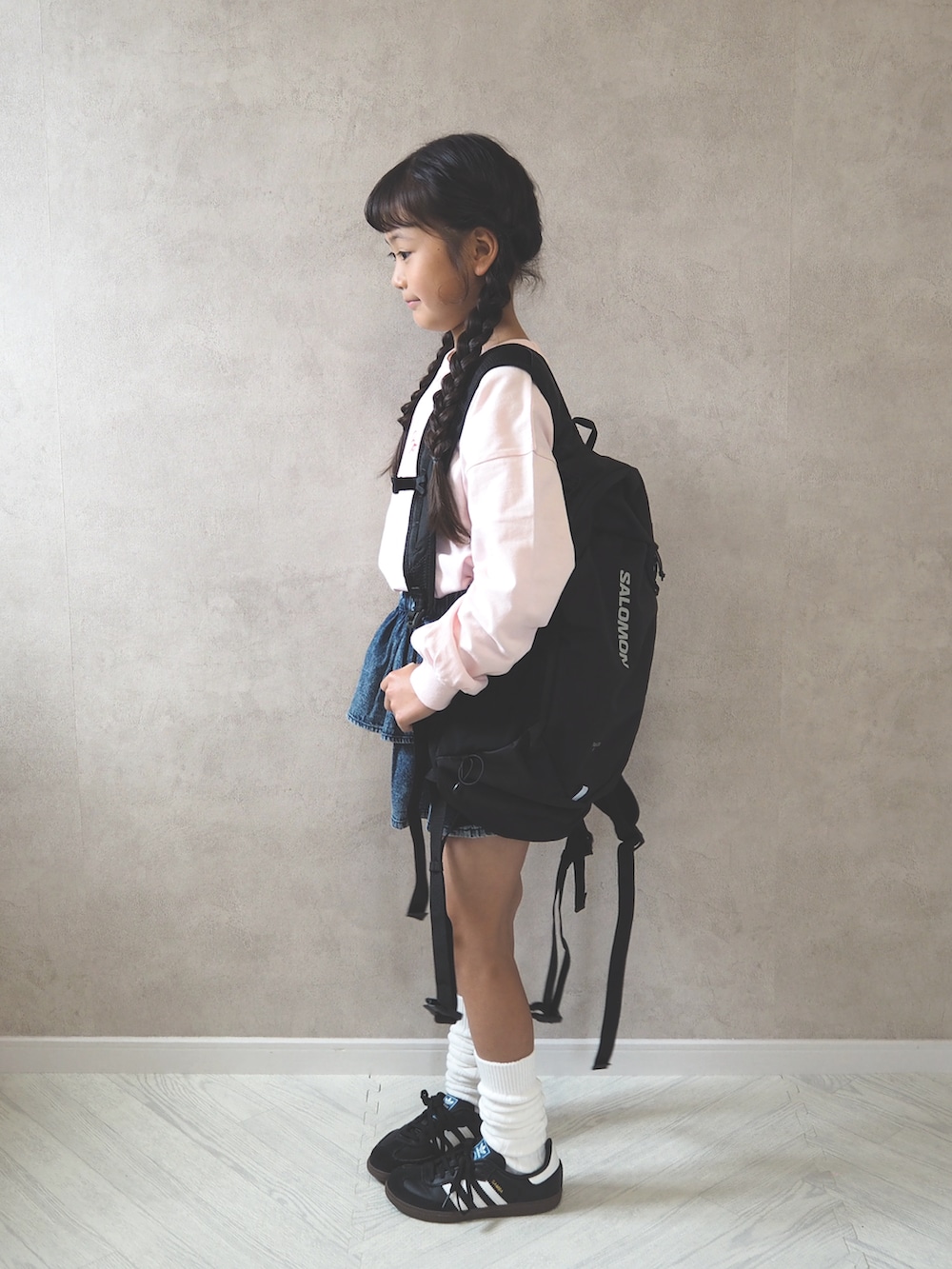 ブラック系のスニーカー、ピンク系のTシャツ/カットソー、ブルー系のデニムパンツを着用したキッズの夏コーディネートの2枚目の写真