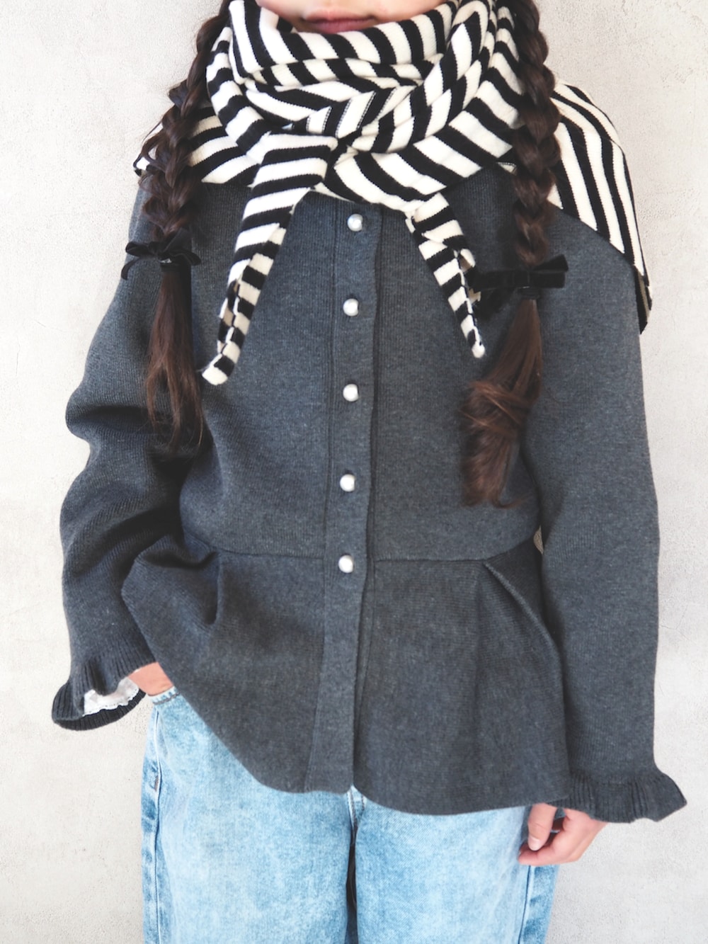 ブラック系のスニーカー、グレー系のカーディガン/ボレロ、ブルー系のキャップを着用したキッズの冬コーディネートの5枚目の写真