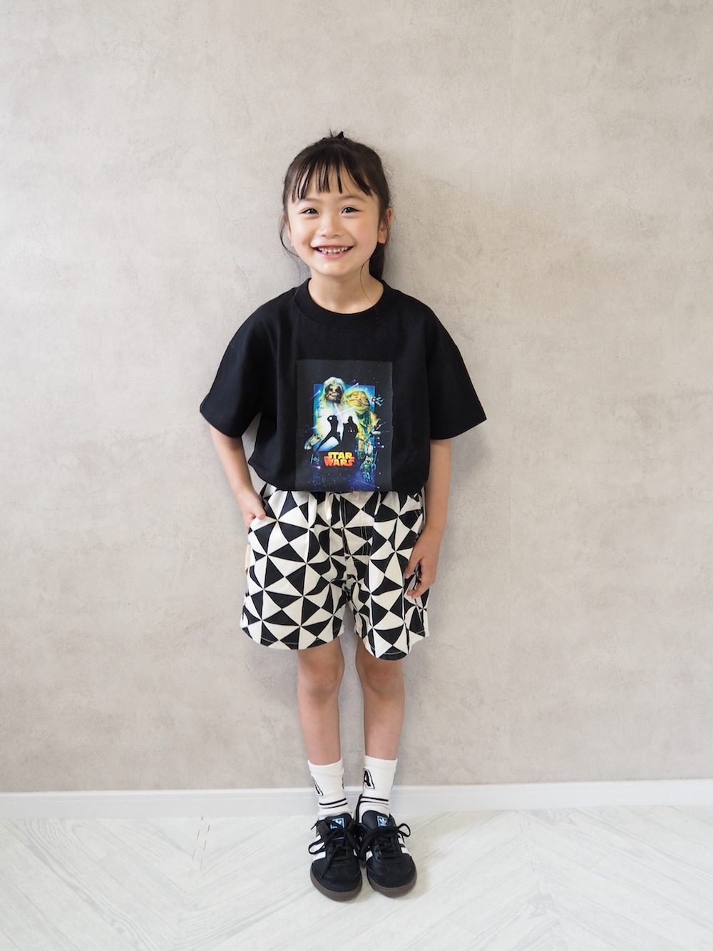 ブラック系のスニーカー、ブラック系のTシャツ/カットソー、ホワイト系のその他パンツを着用したキッズの春コーディネートの2枚目の写真